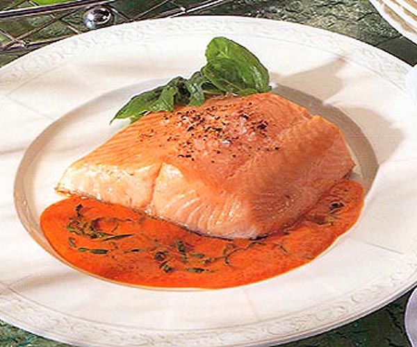 Salmon asado en salsa de albahaca y pimiento