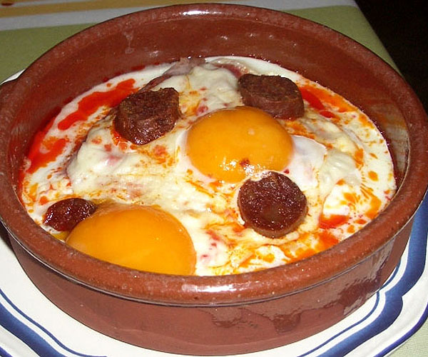 Huevos a la Cazuela con chorizo